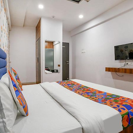 Valentine hotel Surat Buitenkant foto