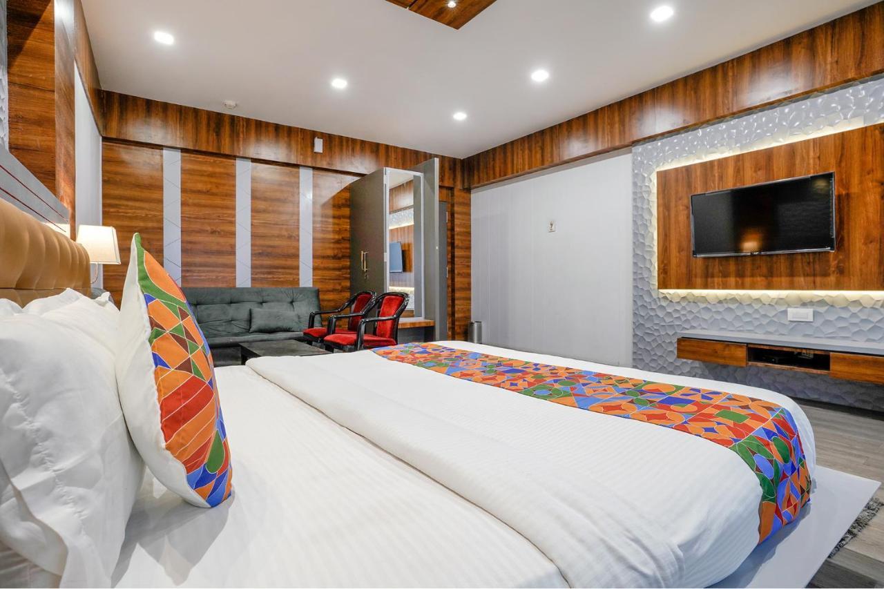 Valentine hotel Surat Buitenkant foto