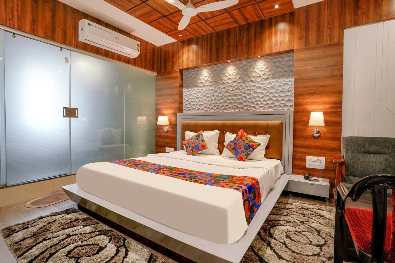 Valentine hotel Surat Buitenkant foto