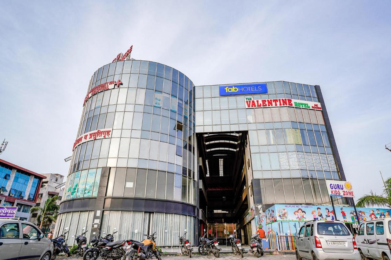 Valentine hotel Surat Buitenkant foto