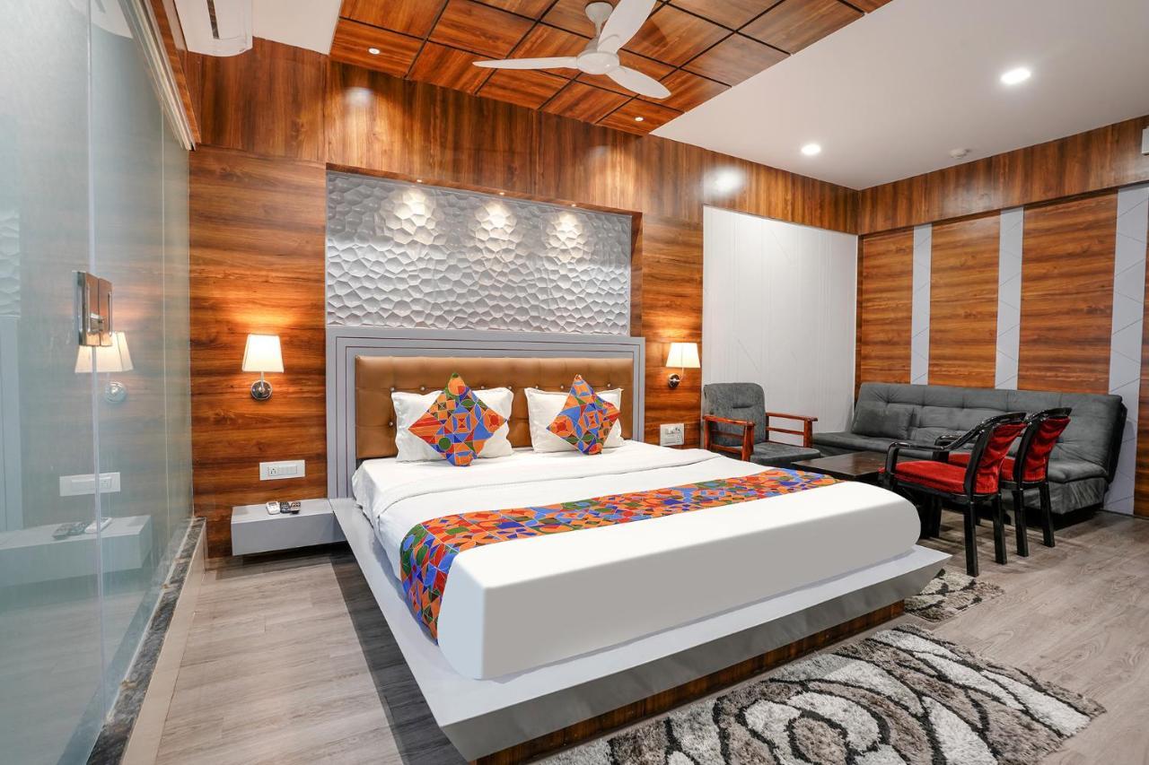 Valentine hotel Surat Buitenkant foto