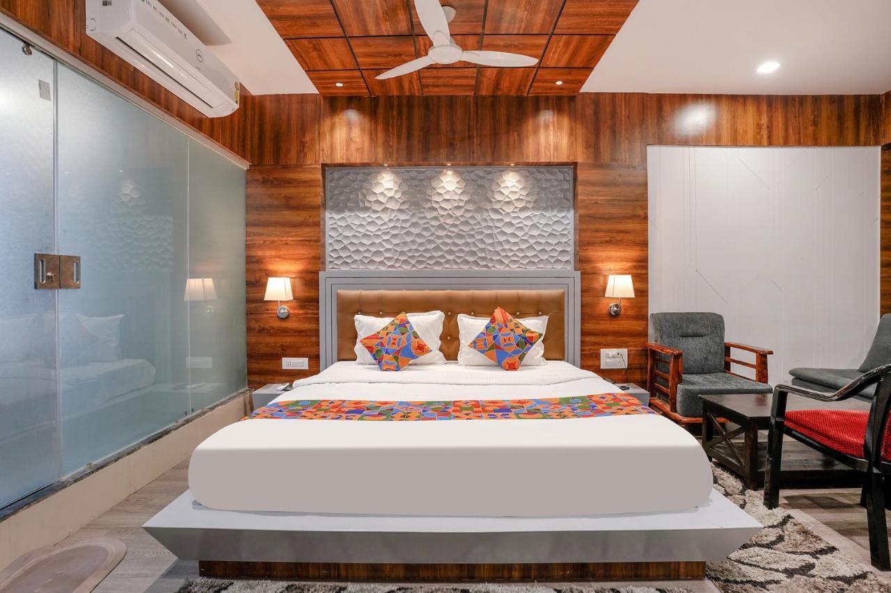 Valentine hotel Surat Buitenkant foto