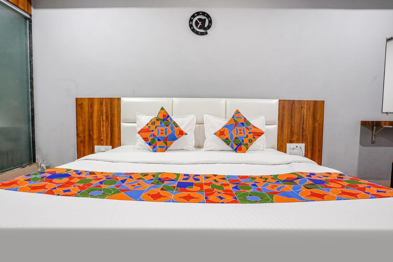 Valentine hotel Surat Buitenkant foto