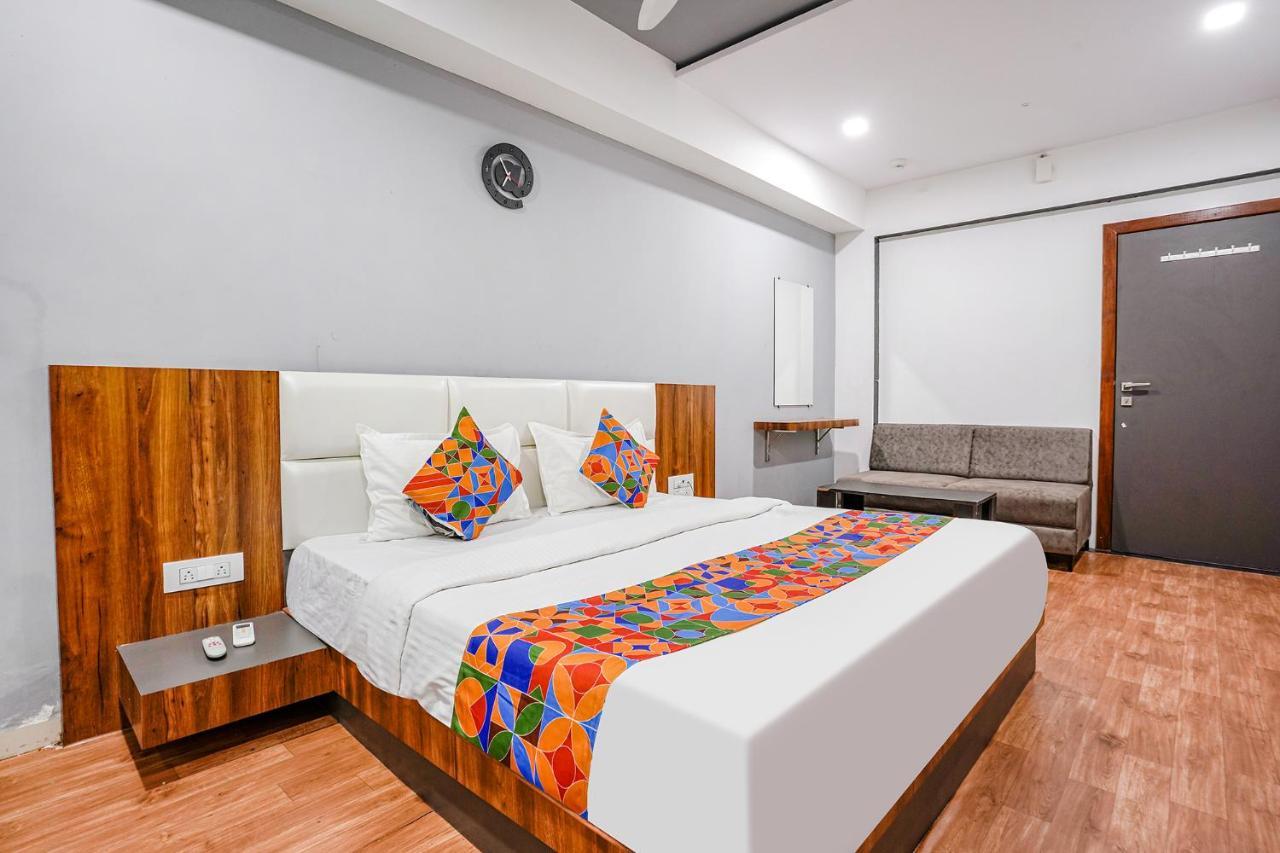 Valentine hotel Surat Buitenkant foto