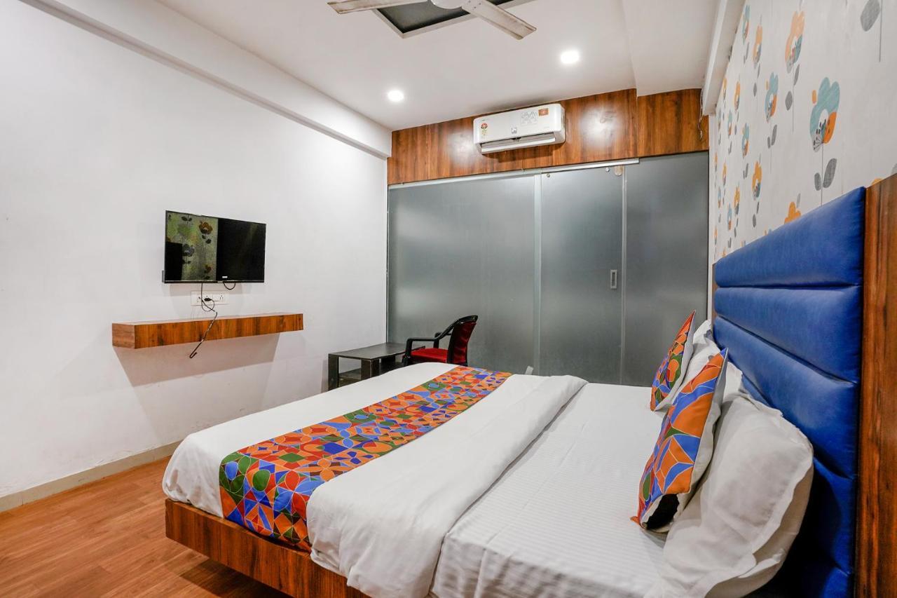 Valentine hotel Surat Buitenkant foto