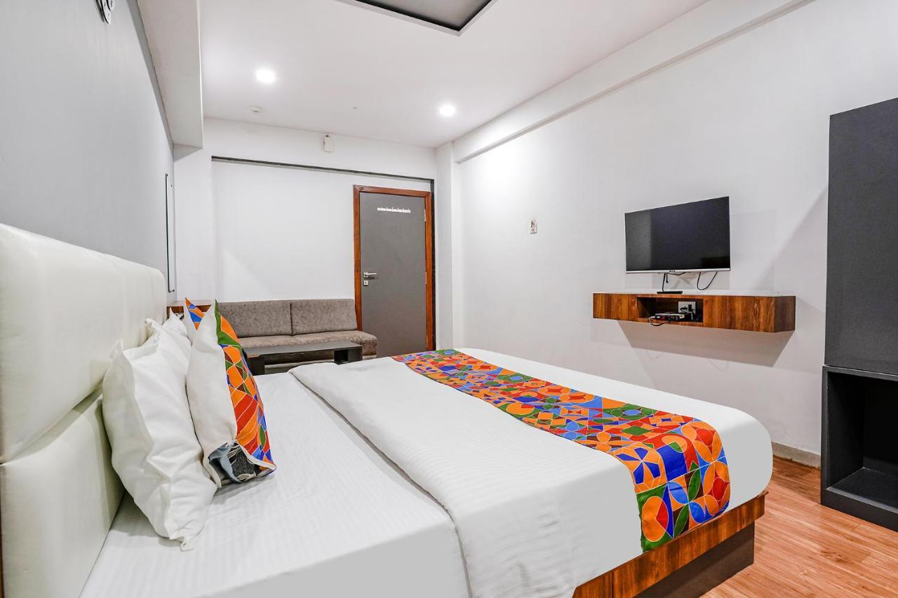 Valentine hotel Surat Buitenkant foto