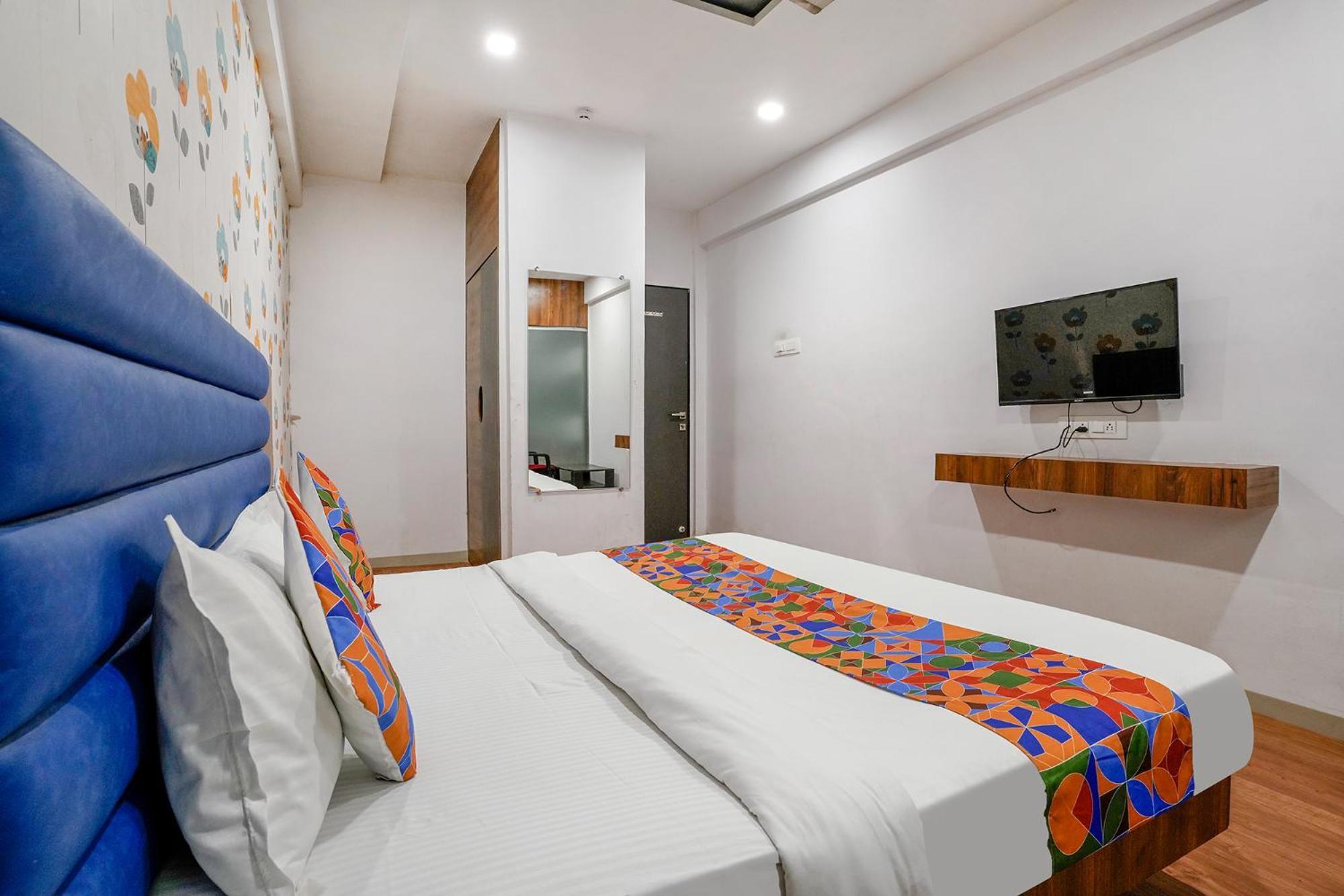 Valentine hotel Surat Buitenkant foto