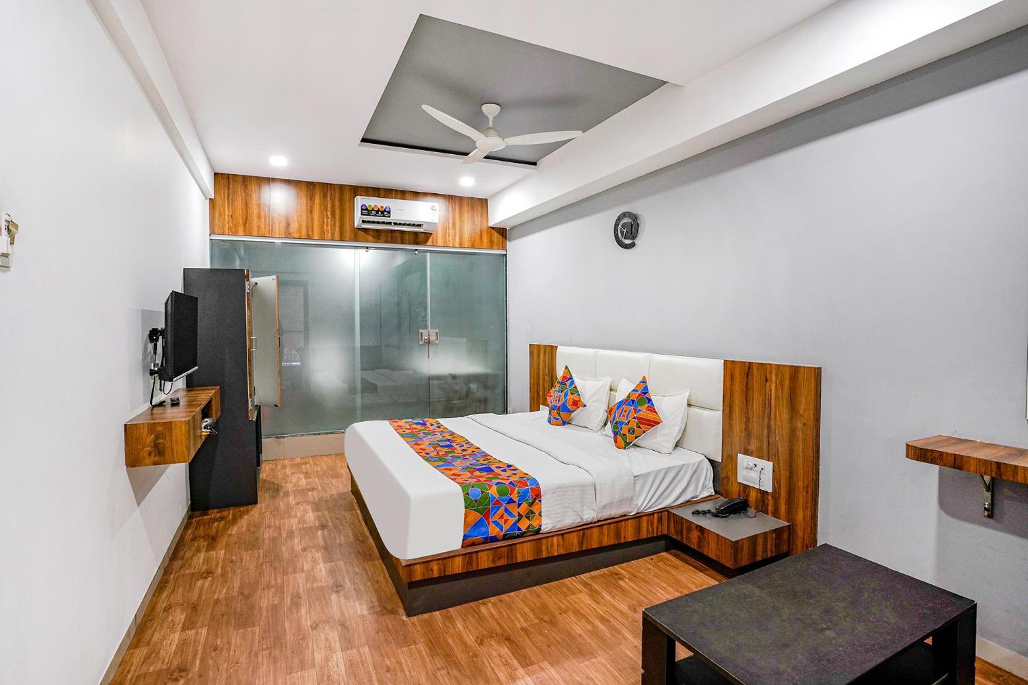 Valentine hotel Surat Buitenkant foto