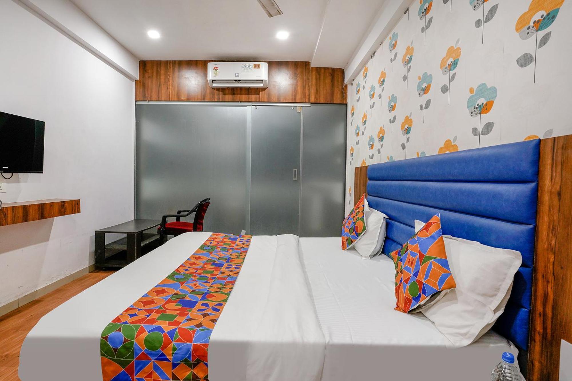 Valentine hotel Surat Buitenkant foto
