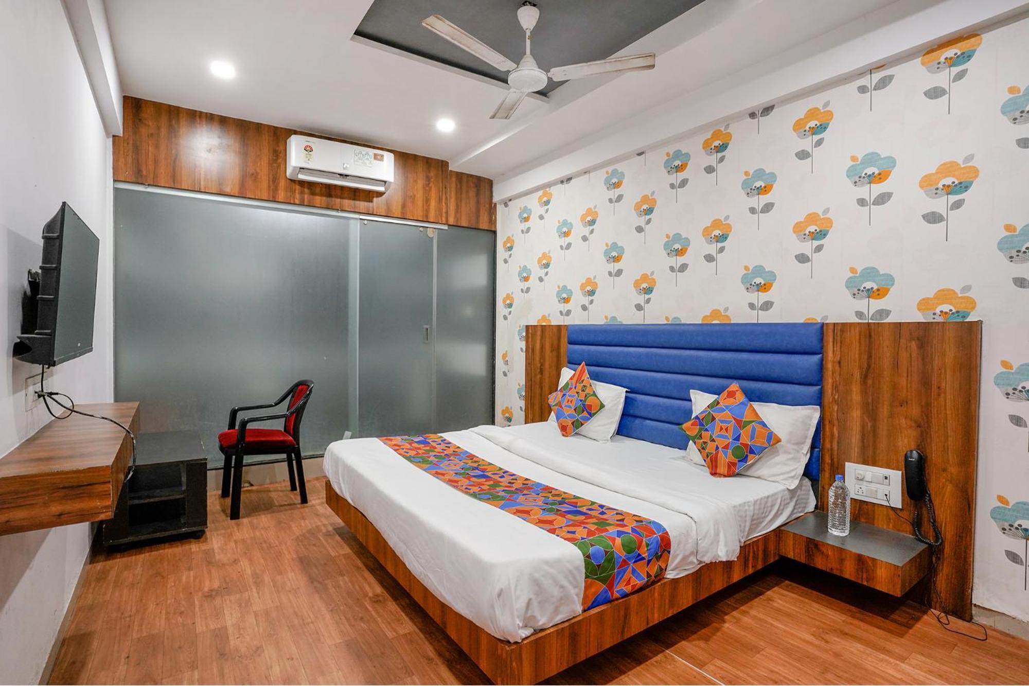 Valentine hotel Surat Buitenkant foto