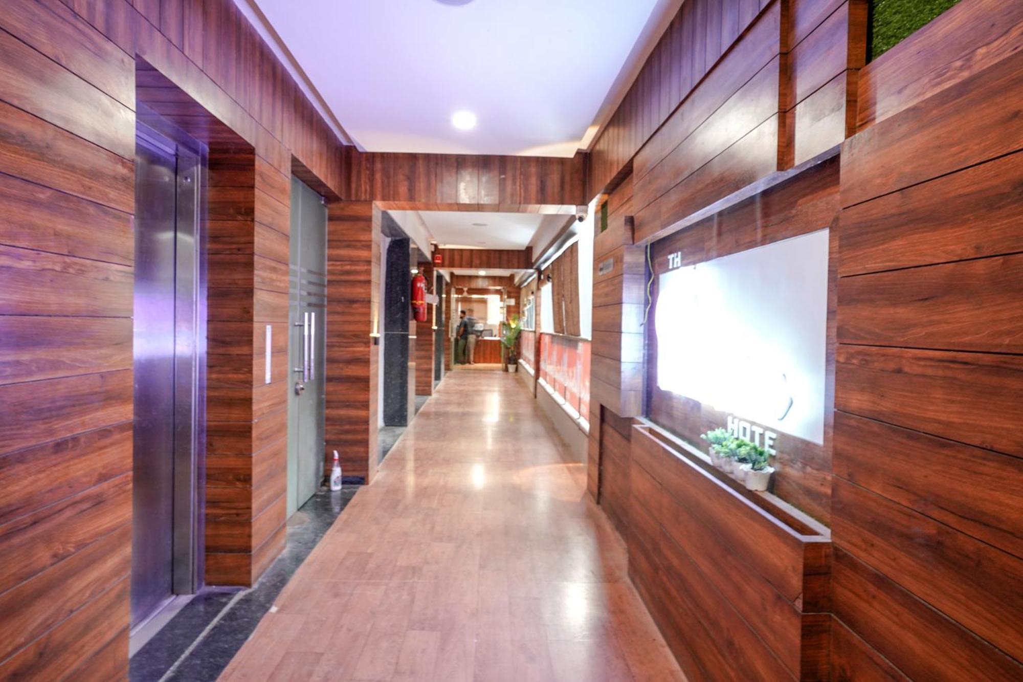 Valentine hotel Surat Buitenkant foto