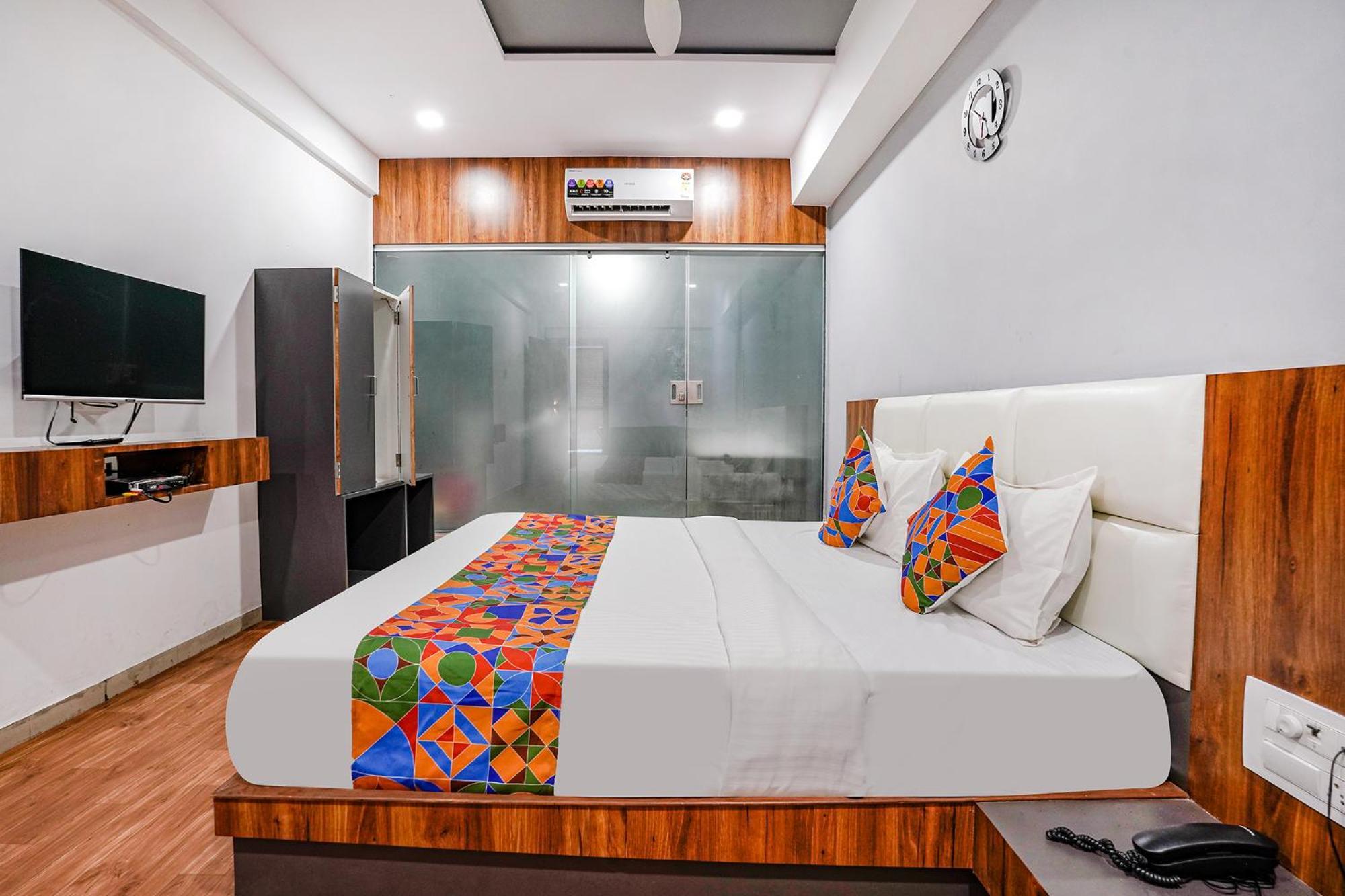 Valentine hotel Surat Buitenkant foto